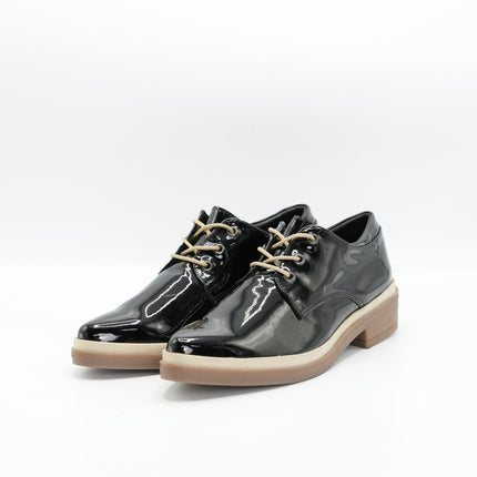 Zapato en cuero negro charol